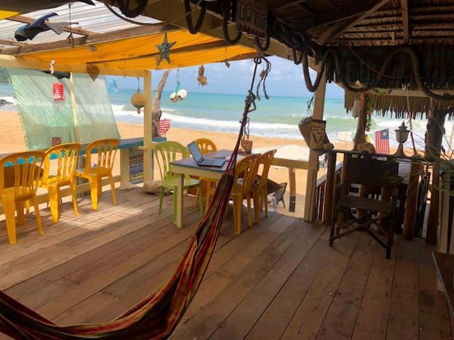 Beachfront Hut Upstairs Astra - Beach Shack Chalet Kampong Juara ภายนอก รูปภาพ