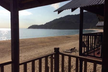 Beachfront Hut Upstairs Astra - Beach Shack Chalet Kampong Juara ภายนอก รูปภาพ