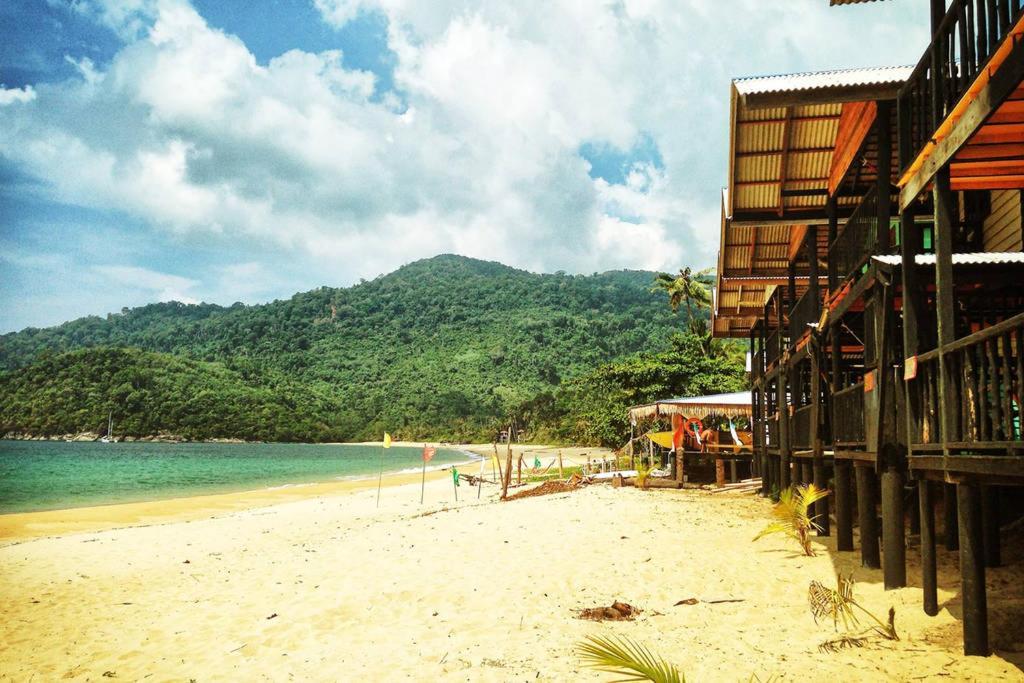 Beachfront Hut Upstairs Astra - Beach Shack Chalet Kampong Juara ภายนอก รูปภาพ