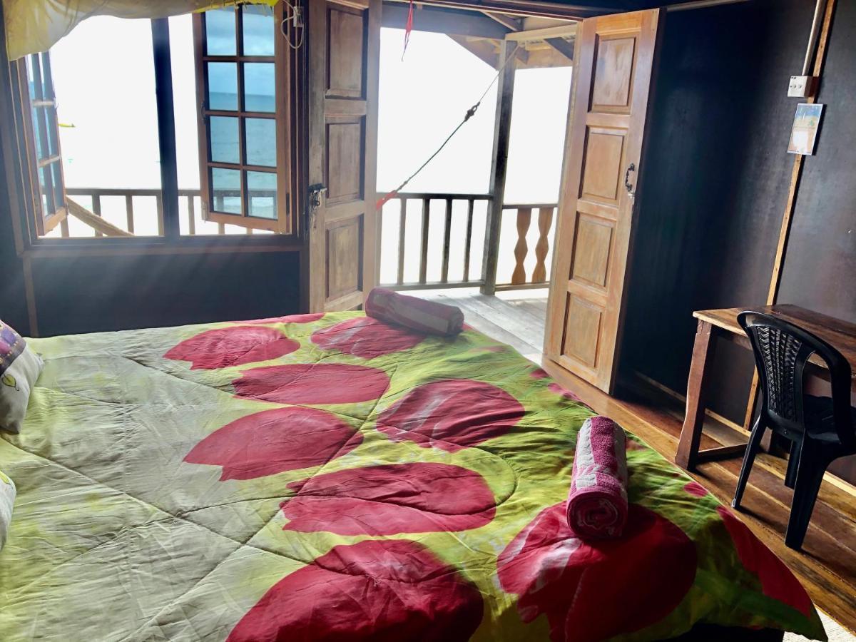 Beachfront Hut Upstairs Astra - Beach Shack Chalet Kampong Juara ภายนอก รูปภาพ