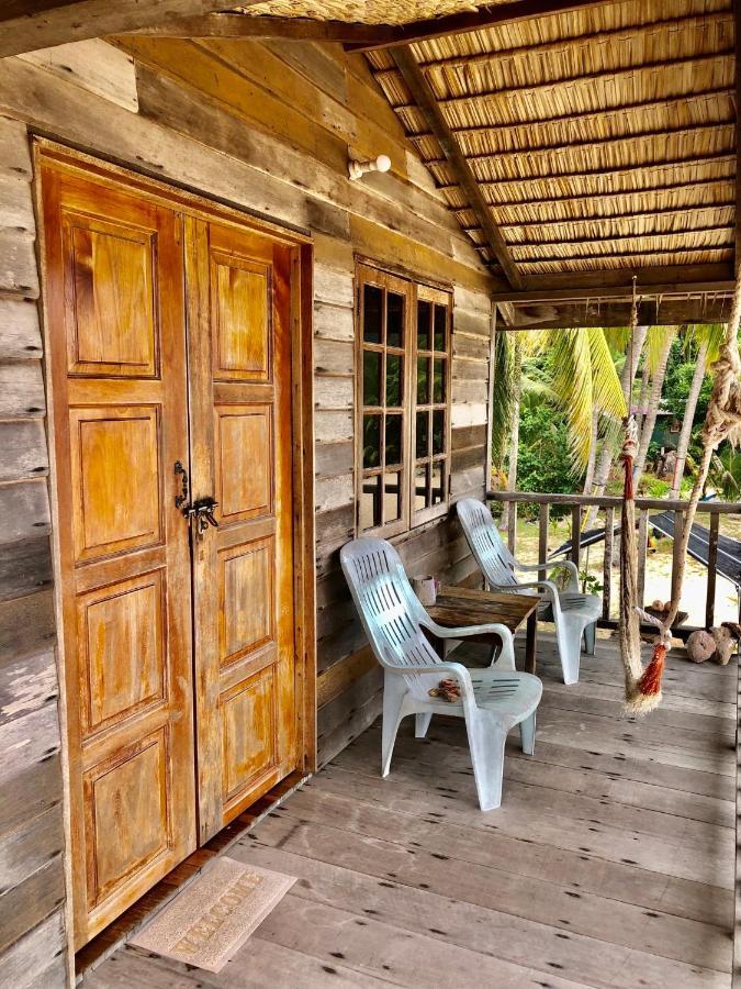 Beachfront Hut Upstairs Astra - Beach Shack Chalet Kampong Juara ภายนอก รูปภาพ