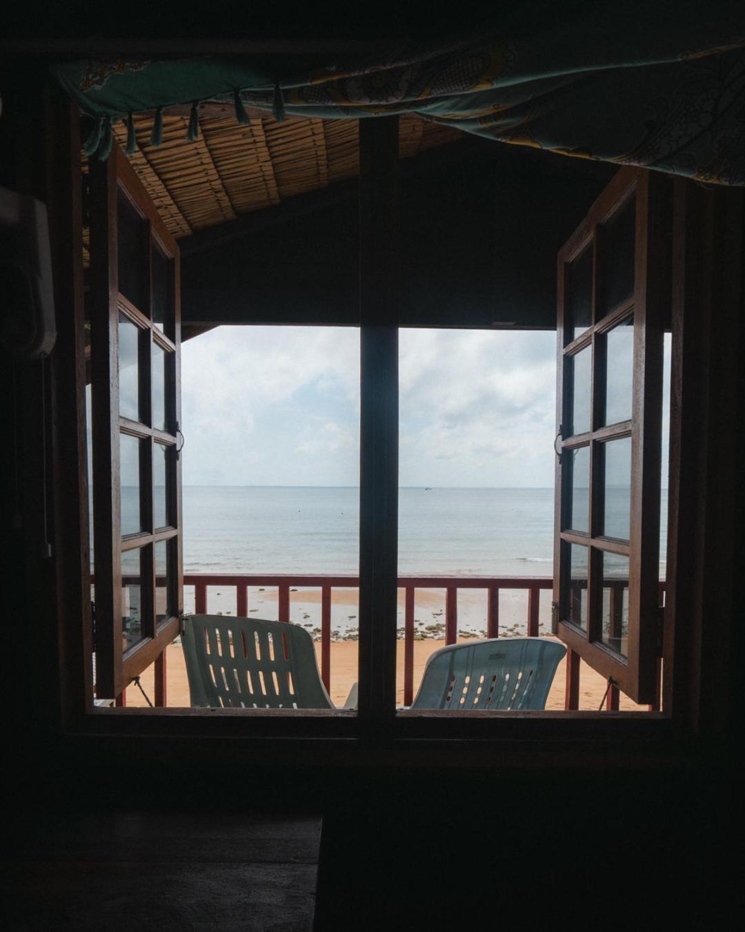 Beachfront Hut Upstairs Astra - Beach Shack Chalet Kampong Juara ภายนอก รูปภาพ