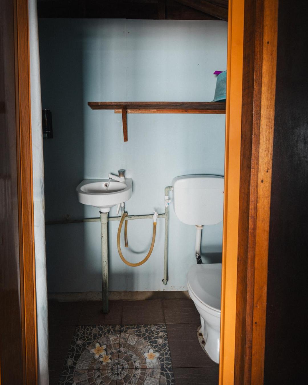 Beachfront Hut Upstairs Astra - Beach Shack Chalet Kampong Juara ภายนอก รูปภาพ